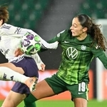 　ウォルフスブルク戦でプレーするマンチェスター・ユナイテッドの宮沢ひなた（左）＝１９日、ドイツ・ウォルフスブルク（ＤＰＡ提供・ＡＰ＝共同）