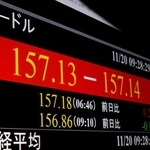 　一時１ドル＝１５７円台を付けた円相場を示すモニター＝２０日午前、東京・東新橋