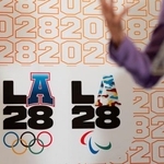 　２０２８年ロサンゼルス五輪・パラリンピックのロゴ＝２０２４年７月、パリ（ＡＰ＝共同）