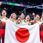 　パリ五輪の体操男子団体総合で優勝を決め、日の丸を手に喜ぶ（左から）杉野正尭、谷川航、萱和磨、岡慎之助、橋本大輝＝２０２４年７月（共同）