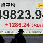 　日経平均株価の終値を示すモニター＝２０日午後、東京都中央区