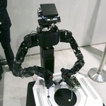 　日立製作所が公開した、ＡＩで制御されたロボットによる配線作業のデモンストレーション＝２０日、東京都国分寺市