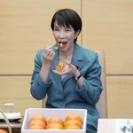 　贈呈された奈良県特産の柿を試食する高市首相＝１９日、首相官邸