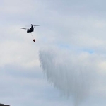 　大分市佐賀関の大規模火災現場付近で上空から散水する自衛隊のヘリコプター＝２０日午前１０時２６分