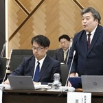 　北海道議会の連合審査会で発言する国の担当者（右端）＝２０日午前