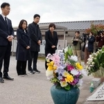 　「長生炭鉱」事故の慰霊碑を訪れた韓国行政安全省「過去史関連業務支援団」の張銅洙団長（左端）ら＝２０日午前、山口県宇部市