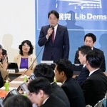 　自民党税制調査会の総会であいさつする小野寺五典会長（中央）＝２０日午後、東京・永田町の党本部