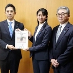 　環境省の森下千里政務官（中央）にクマ対策の要望書を手渡す、秋田県の鈴木健太知事＝２０日午後