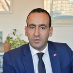 　インタビューに答えるフランス観光開発機構のアダム・ウビュイＣＥＯ