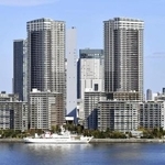　東京都中央区のマンション群＝４日