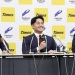 　引退記者会見するパリ五輪柔道銅メダリストの橋本壮市。左は所属先の吉田秀彦総監督。右は海老沼聖男子監督＝２０日午後、東京都品川区