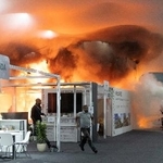 　ＣＯＰ３０会場の火災現場で消火に当たる人々＝２０日、ブラジル北部ベレン（ロイター＝共同）