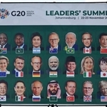　南アフリカ・ヨハネスブルクで、Ｇ２０首脳会議の会場周辺に設置された首脳らの顔写真の看板＝２０日（共同）
