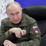 　２０日、ロシア国防省幹部から戦況の報告を受けるプーチン大統領（大統領府提供・タス＝共同）