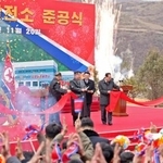 　北朝鮮南東部・江原道淮陽で、金正恩朝鮮労働党総書記（中央）が出席し開かれた水力発電所の完工式＝２０日（朝鮮中央通信＝共同）