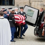 　運ばれるチェイニー元副大統領のひつぎ＝２０日、ワシントン（ＡＰ＝共同）