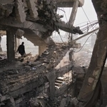 　イスラエルによる攻撃で破壊された建物＝２０日、ガザ北部ガザ市（ＡＰ＝共同）