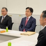 　衆院議員定数削減に向けた協議に臨む自民党の加藤勝信政治制度改革本部長（中央）と日本維新の会の浦野靖人選対委員長代行（左）＝２１日午前、国会