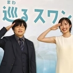 　連続テレビ小説「巡るスワン」の主演に決まり、ポーズをとる森田望智さん。左は脚本を担当するバカリズムさん＝２１日午前、東京都渋谷区