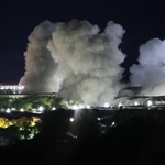 　煙が立ち上るＫＫパーク＝１０月２５日、ミャンマー・ミャワディ（ＡＰ＝共同）