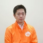 　記者団の取材に応じる日本維新の会の吉村代表＝２１日午後、大阪府庁