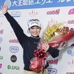 　女子ゴルフのツアー年間女王に決まり、花束を手に笑顔の佐久間朱莉＝２１日、エリエールＧＣ松山