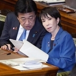 　参院本会議で質問を聞く高市首相（右）。左は木原官房長官＝６日