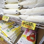 　スーパーに並ぶコメ＝１０日、東京都練馬区の「アキダイ」