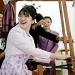 　機織りを体験される愛子さま＝２１日、ラオス・ビエンチャン（代表撮影・共同）