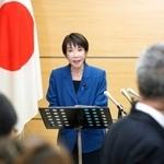 　記者団の取材に応じる高市首相＝２１日午後、首相官邸