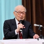 　「核兵器禁止条約」の批准を求める集会であいさつする被団協の田中熙巳代表委員＝２１日午後、東京都千代田区