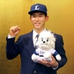 　西武への入団が決まり、ポーズをとる明大の小島大河捕手＝２１日、東京都内