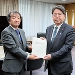 　林芳正総務相（右）に意見書を提出する地方財政審議会の小西砂千夫会長＝２１日午後、総務省