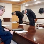 　東北電力東通原発で記録不正が見つかった問題で青森県庁を訪れ、謝罪する石山一弘社長（右から２人目）ら＝２１日午後