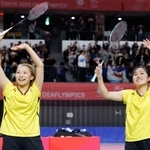 　女子ダブルスで優勝し、観客に笑顔で手を振る矢ケ部紋可（右）と真衣＝武蔵野の森総合スポーツプラザ