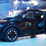 　鴻海精密工業が公開した日本市場向けタクシー車両＝２１日、台北（共同）