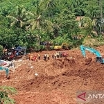 　インドネシア中ジャワ州チラチャップ県で発生した地滑りの行方不明者を捜索する救助隊＝２０日（アンタラ＝共同）