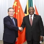 　握手する中国の李強首相（左）と南アフリカのラマポーザ大統領＝２１日、ヨハネスブルク（新華社＝共同）