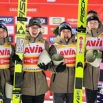 　Ｗ杯ジャンプ混合団体第１戦で優勝し、笑顔で写真に納まる（左から）丸山希、二階堂蓮、伊藤有希、小林陵侑＝リレハンメル（共同）