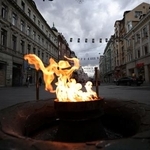　ボスニア・ヘルツェゴビナの首都サラエボに設置されている炎のモニュメント＝２０日（ロイター＝共同）