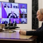 　２１日、モスクワでオンラインの安全保障会議に参加したロシアのプーチン大統領（右）ら（ロシア大統領府提供・タス＝共同）