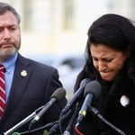 　記者会見で涙ぐむハナンさん（右）＝２１日、米ワシントン（共同）