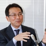 　記者会見する平良卓也弁護士＝２２日午後、石川県輪島市