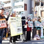 　長崎市で開かれた集会で、非核三原則見直しに抗議する参加者＝２２日午前