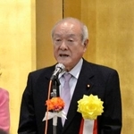 　新潟市で開かれた党会合であいさつする自民党の鈴木幹事長＝２２日午後