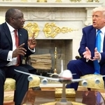 　南アフリカのラマポーザ大統領（左）と会談するトランプ米大統領＝５月、ワシントンのホワイトハウス（ＡＰ＝共同）