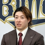 　契約更改を終え、取材に応じるオリックス・吉田＝２２日、大阪市