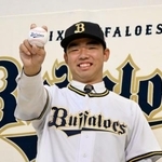 　オリックスへの入団が決まり、ポーズをとる延岡学園高の藤川敦也投手＝２２日、宮崎県延岡市