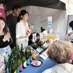 　秋田県が台北で開催した観光物産展で日本酒を売り込む関係者＝２２日（共同）