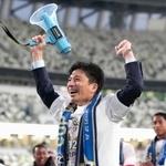 　神戸を破り初優勝を果たし、サポーターと喜びを分かち合うサイバーエージェントの藤田晋社長＝国立競技場